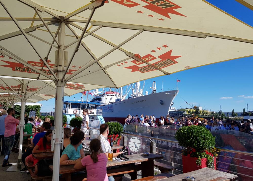 Vom Astra Biergarten blickt man auf die Elbe und den Hafen – auch die Cap San Diego ist in Sicht / ©Kami