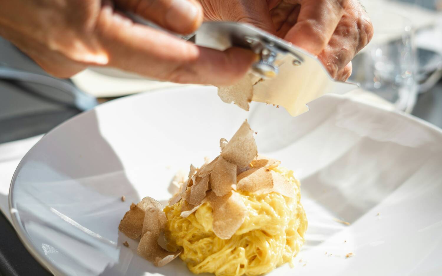 Von außen eine unscheinbare Perle, im Inneren serviert es hervorragende Trüffelpasta: Das Arabella in Winterhude / ©Unsplash/Andrea Cairone