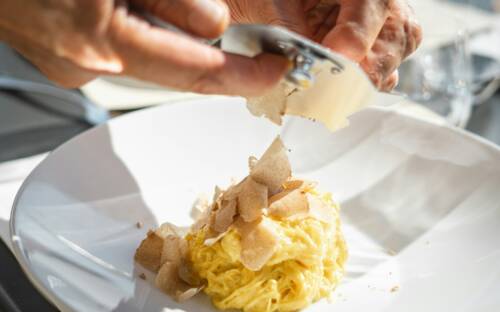 Von außen eine unscheinbare Perle, im Inneren serviert es hervorragende Trüffelpasta: Das Arabella in Winterhude / ©Unsplash/Andrea Cairone