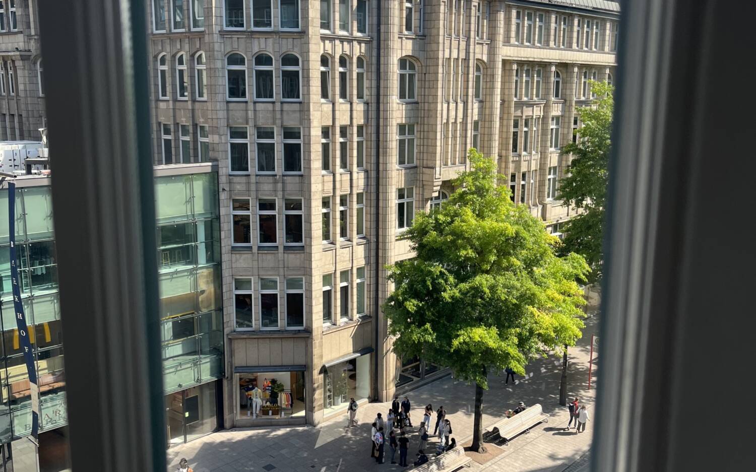 Von einigen der 283 Zimmer blickt man direkt auf die Mönckebergstraße / ©Alice von der Laden