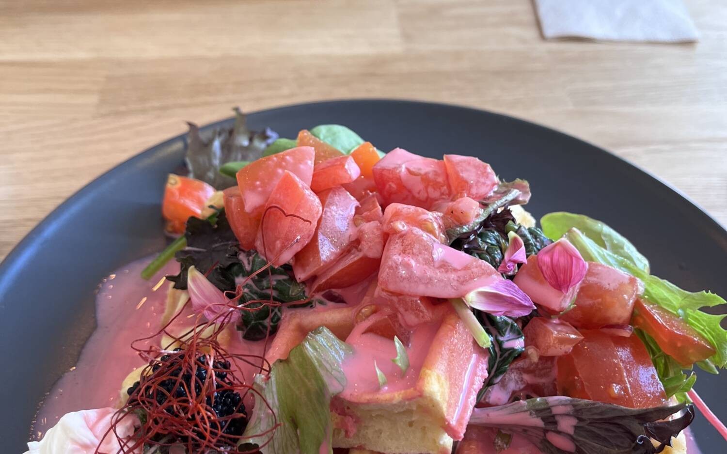Waffeln zum Frühstück? Das geht hier sogar herzhaft mit pochiertem Ei und pinker Miso-Hollandaise / ©Marie Oetgen