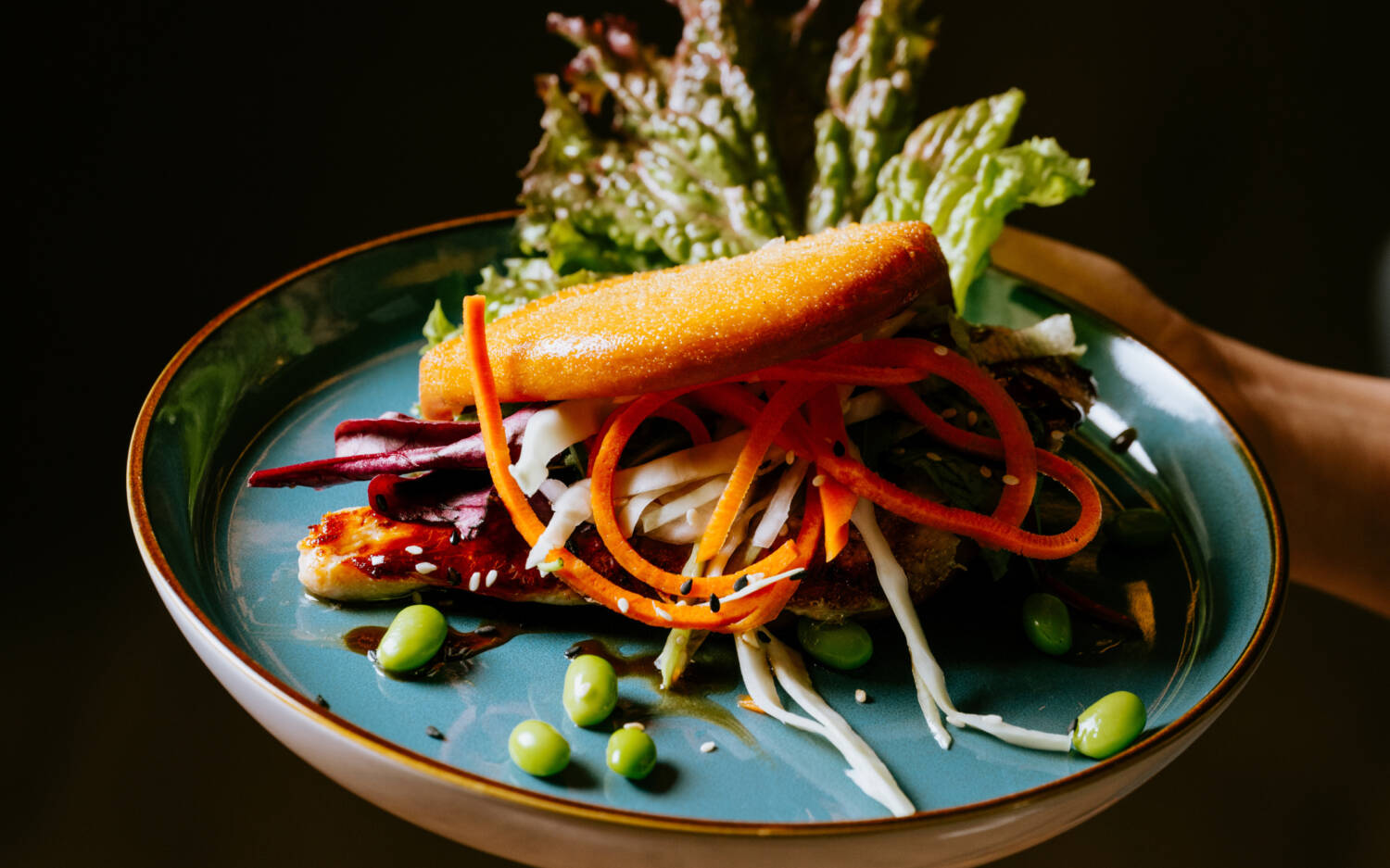 Wer entscheidungsunfreudig ist oder Lust hat zu teilen, kann sich im District 45 auch durch asiatische Tapas probieren. Darunter ist auch der Bao-Burger, gefüllt mit Rettichsalat, Erdnüssen, Sesam und Teriyaki-Soße und Fleisch nach Wahl / ©District 45