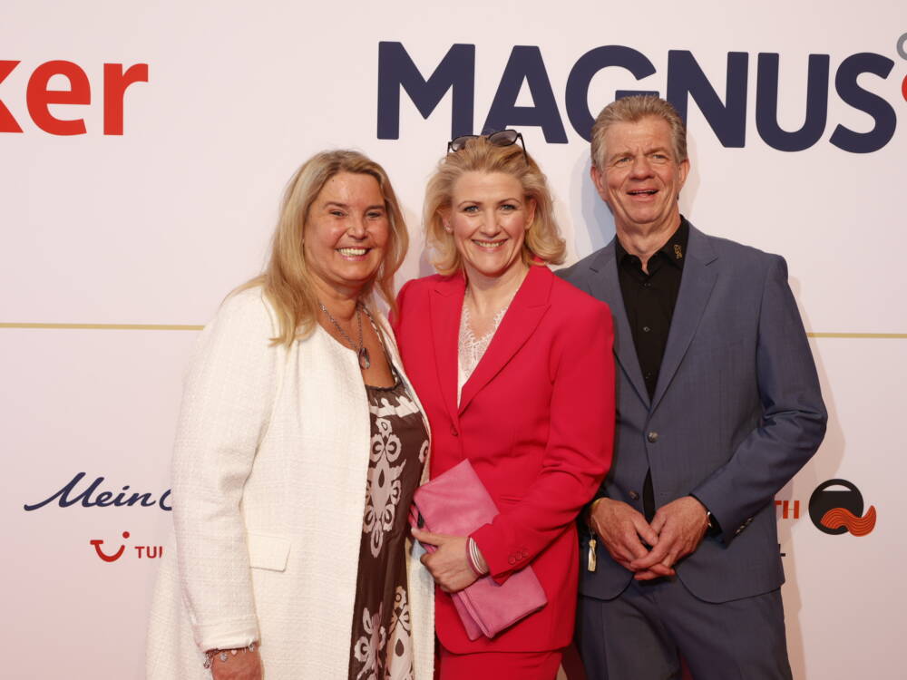 Anke Harnack zwischen der Geschäftsführung der SZENE HAMBURG, Tanya Kumst und Mathias Forkel / ©Jan-Rasmus Lippels