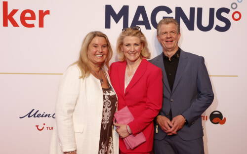 Anke Harnack zwischen der Geschäftsführung der SZENE HAMBURG, Tanya Kumst und Mathias Forkel / ©Jan-Rasmus Lippels