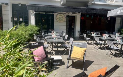 Auf der Terrasse des Miami Pie warten Liegesttühle und Tische in der Sonne / ©Miami Pie