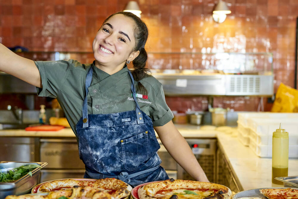 Bei Spaccaforno in Hamburg werden die Pizzen von Hand geformt / ©Marc Sill