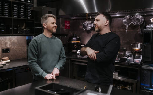 Christoph Heymann (l.), Produzent heyfilm, und René Frank, Küchenchef und Miteigentümer CODA / ©heyfilm
