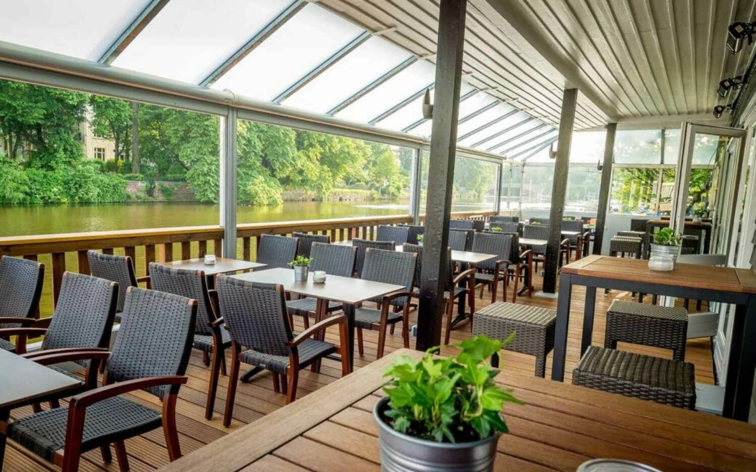 Das Bootshaus und Restaurant Speisekai in Eppendorf punktet mit einer einladenden Außenterrasse direkt am Isebekkanal / ©Speisekai