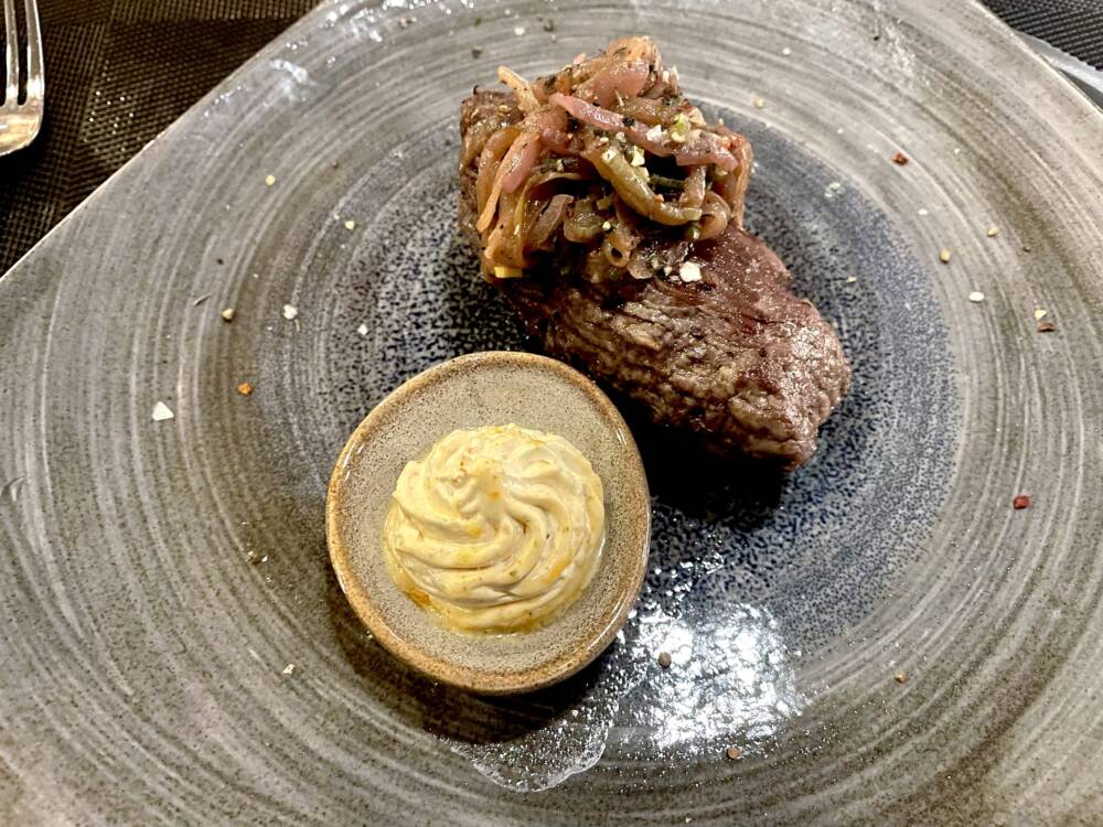 Das Steak im Restaurant, das (positiv) überraschend wenig von seiner Hotel-Natur zeigt, wird auf den gewünschten Punkt gegrillt / ©Peter Wagner/foodbild
