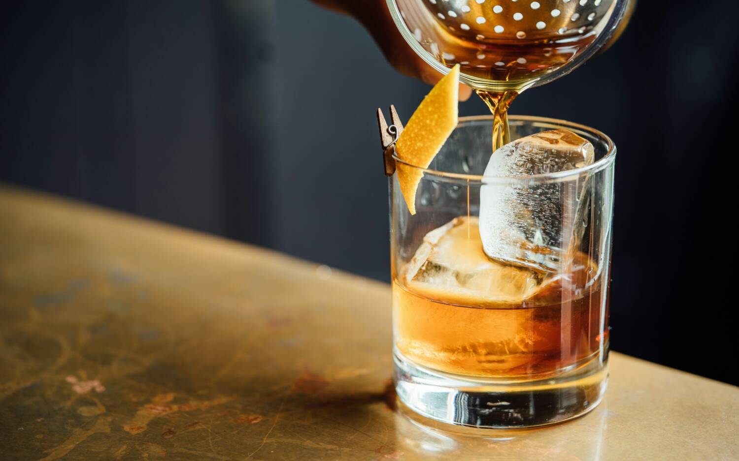 Der Berliner Betrüger in der Sternschanze: Eine lange Karte mit verschiedenen Drinks erwartet die Gäste / ©Unsplash/ Adam Jaime