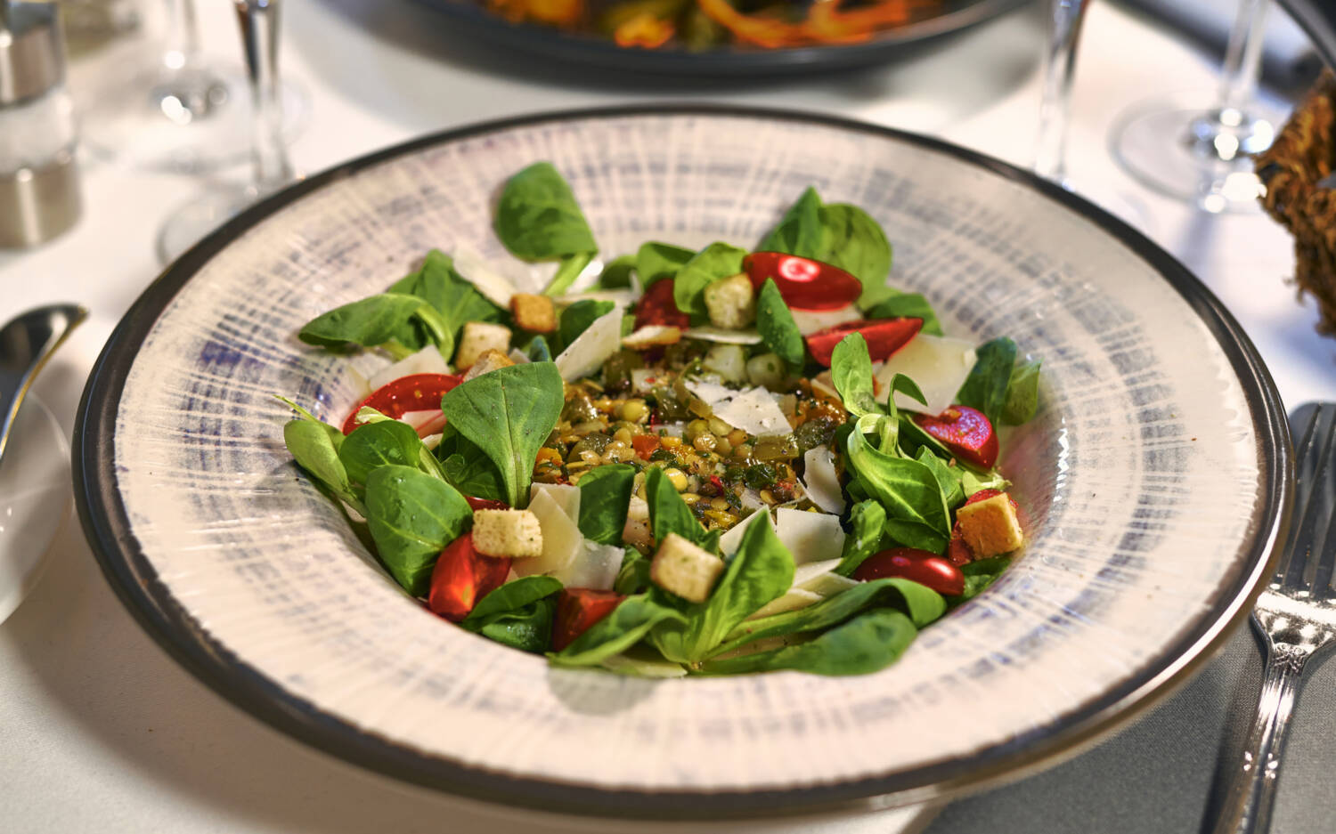 Die bunten Salate im Restaurant Scharf sind ein echter Hingucker und bieten den perfekten Start in den Abend / ©Marc Sill