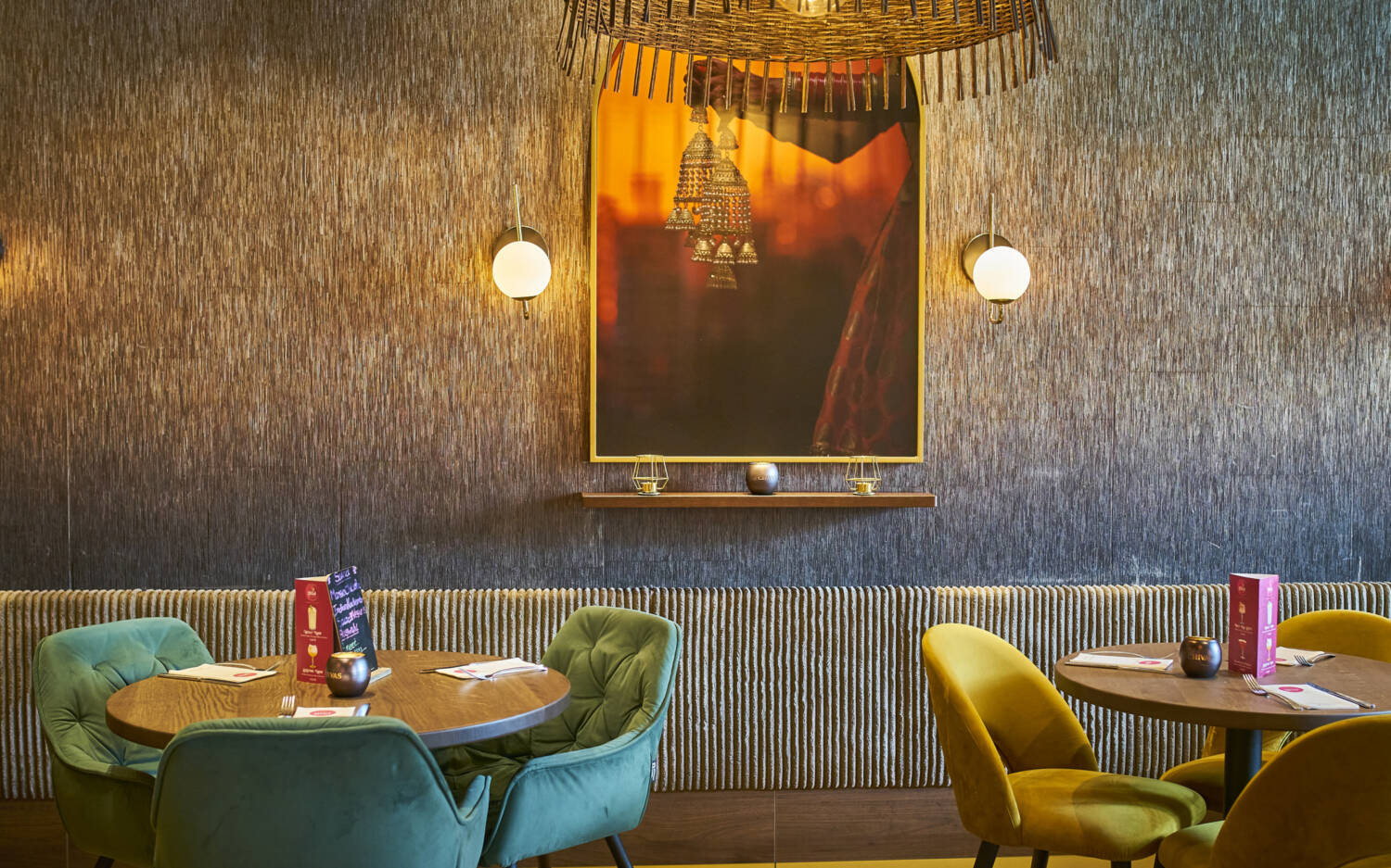 Die gemütliche Atmosphäre aus stylischen und zugleich farbenfrohen Interior lädt zum Wohlfühlen ein / ©Marc Sill