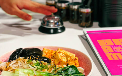 Die handgezogenen, chinesischen Nudeln werden mit einer amtlichen Portion Chiliöl serviert / ©bam! bam!