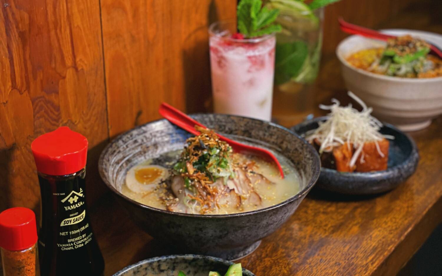 Die Läden von The Ramen sind klein. Schon wenn man sie betritt, strömt einem der Umami-Geruch entgegen / ©The Ramen