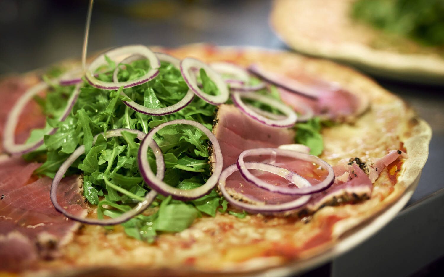 Die Pizzeria in Eppendorf serviert hauchdünne Pizza in bester Qualität. Besonders beliebt: die Variante mit rohem Thunfisch / ©Marc Sill
