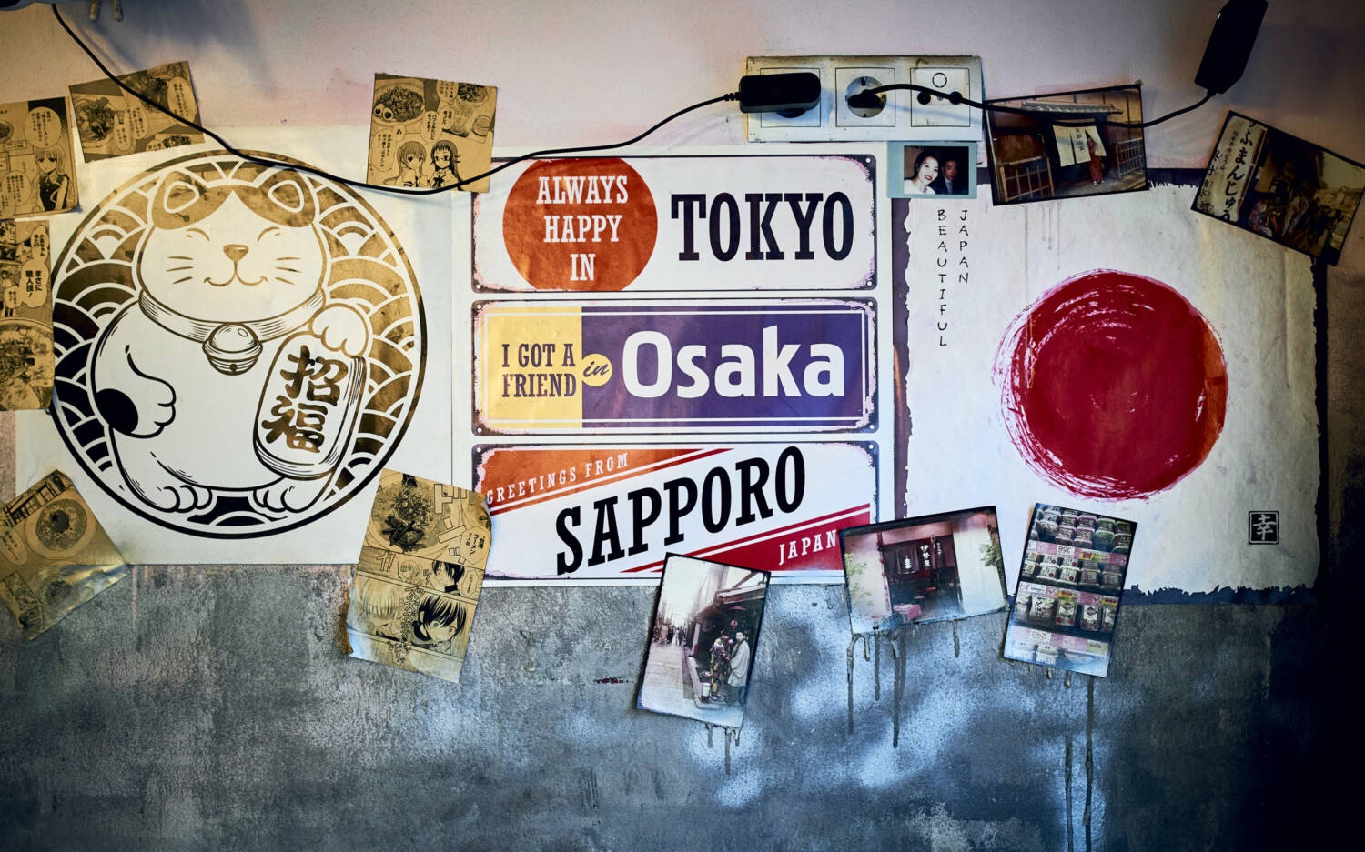 Die Wände im Ume no hana sind mit Malereien, Straßenschildern, Mangas und Fotos dekoriert / ©Marc Sill