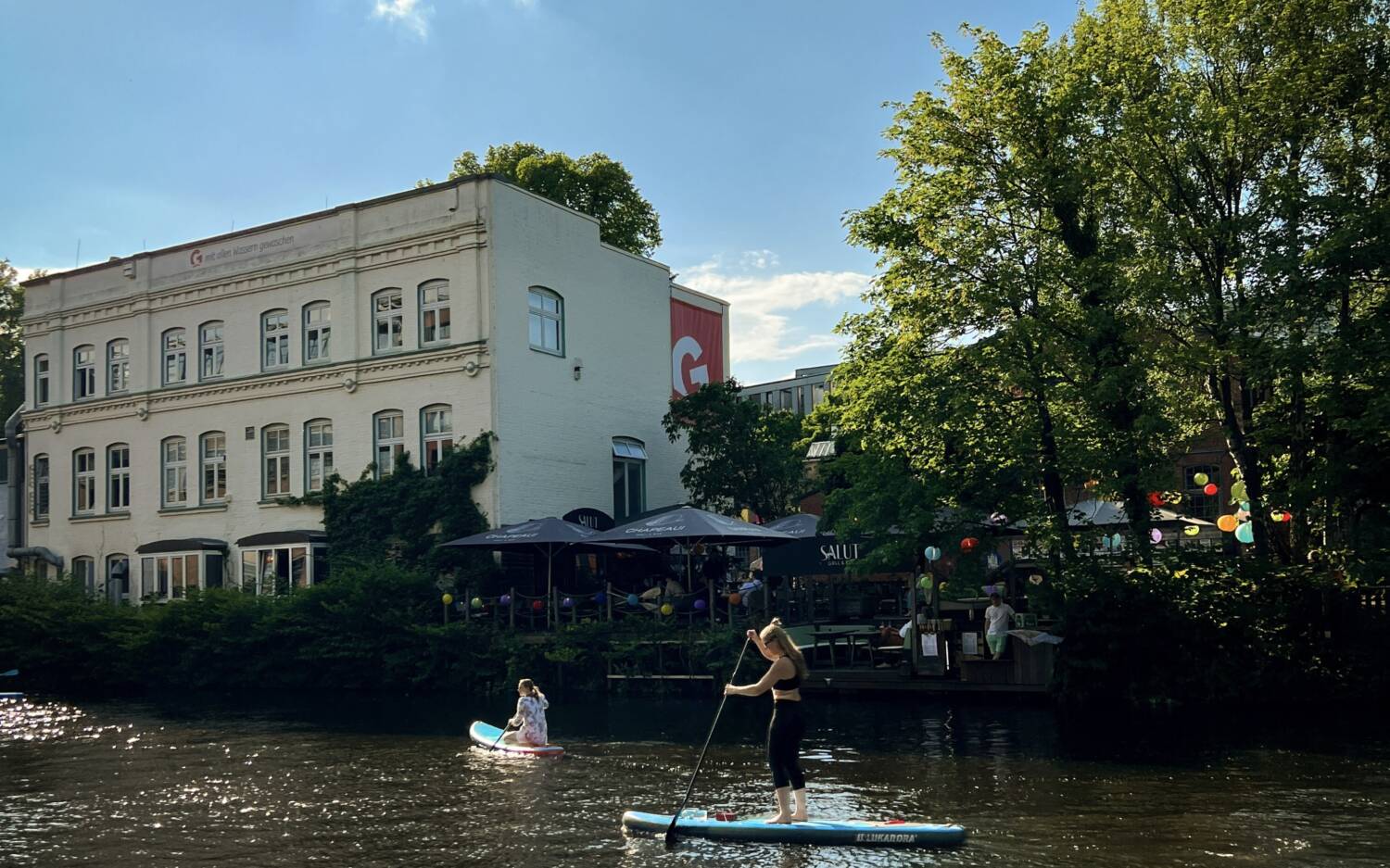 Direkt am Kanal, gleich neben dem Goldbekhaus, befindet sich die Terrasse des Salut / ©Salut