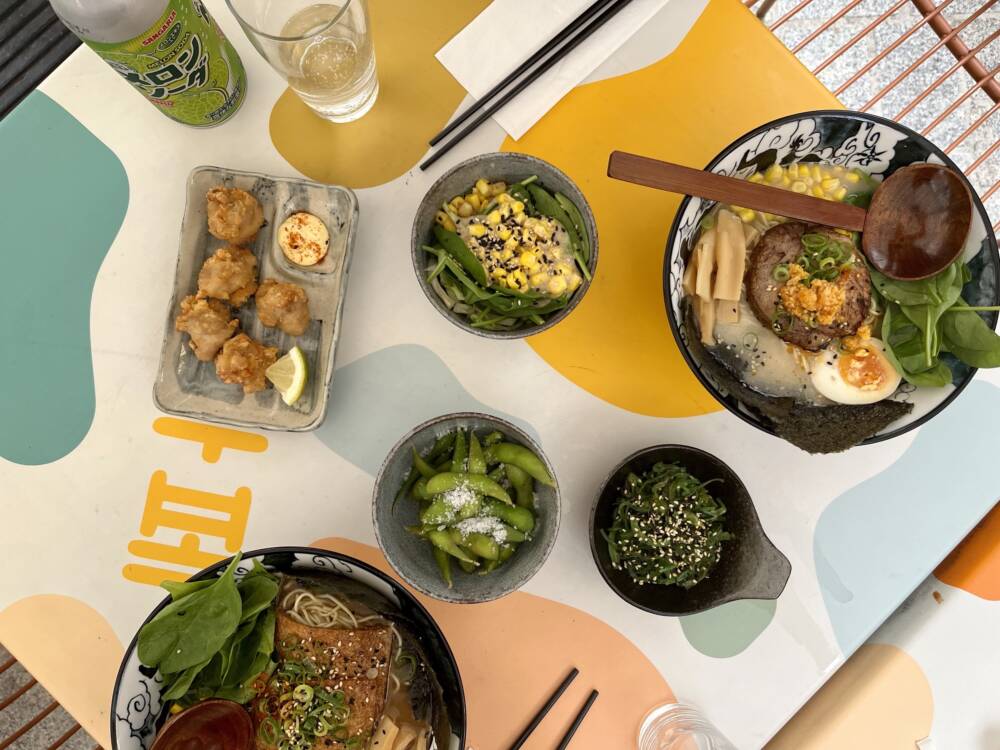 Edamame, frischer Babyspinat, Algensalat und natürlich würzige Ramen gibts im Ikini Ramen / ©Alice von der Laden