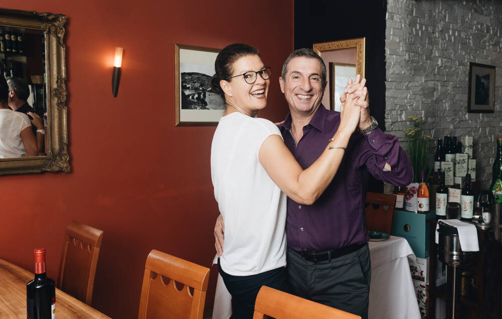 Ein Tango: A. Díaz Sindín und Patricia Pérez y Hilker wagen ein Tänzchen in ihrem Restaurant Portomarin / ©Julia Schumacher