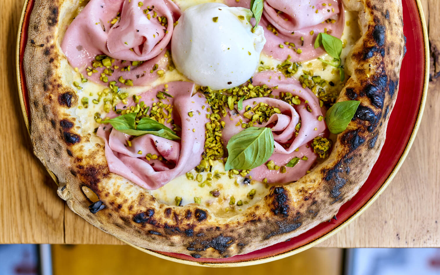 Fluffiger Rand, crispy Boden: Die neapolitanischen Pizzen im Spaccaforno zählen nicht ohne Grund zur ersten Liga / ©Marc Sill
