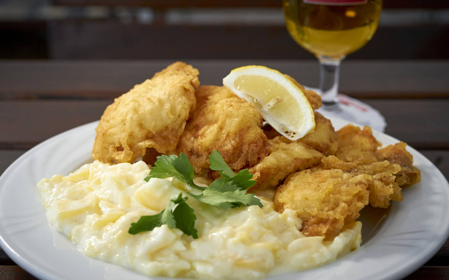 Frittieren können sie: Neben Fischbrötchen bietet das Bistro auch deftige Hauptspeisen an / ©Marc Sill