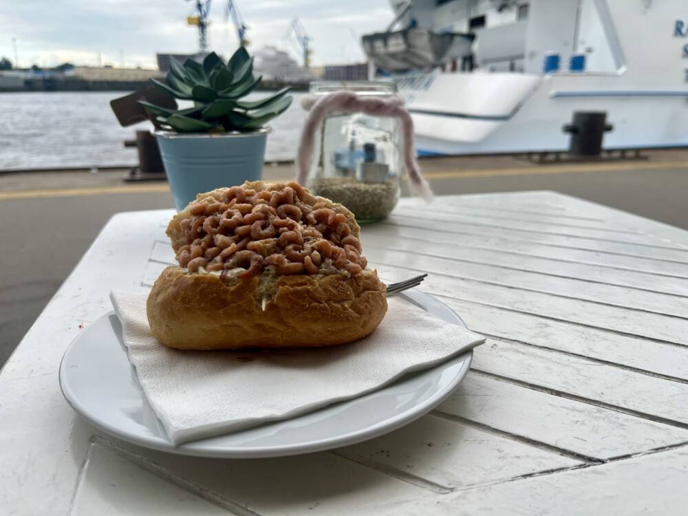 Für viele Fans der Brücke 10 ist das Hamburgs bestes Krabbenbrötchen / ©Genuss-Guide