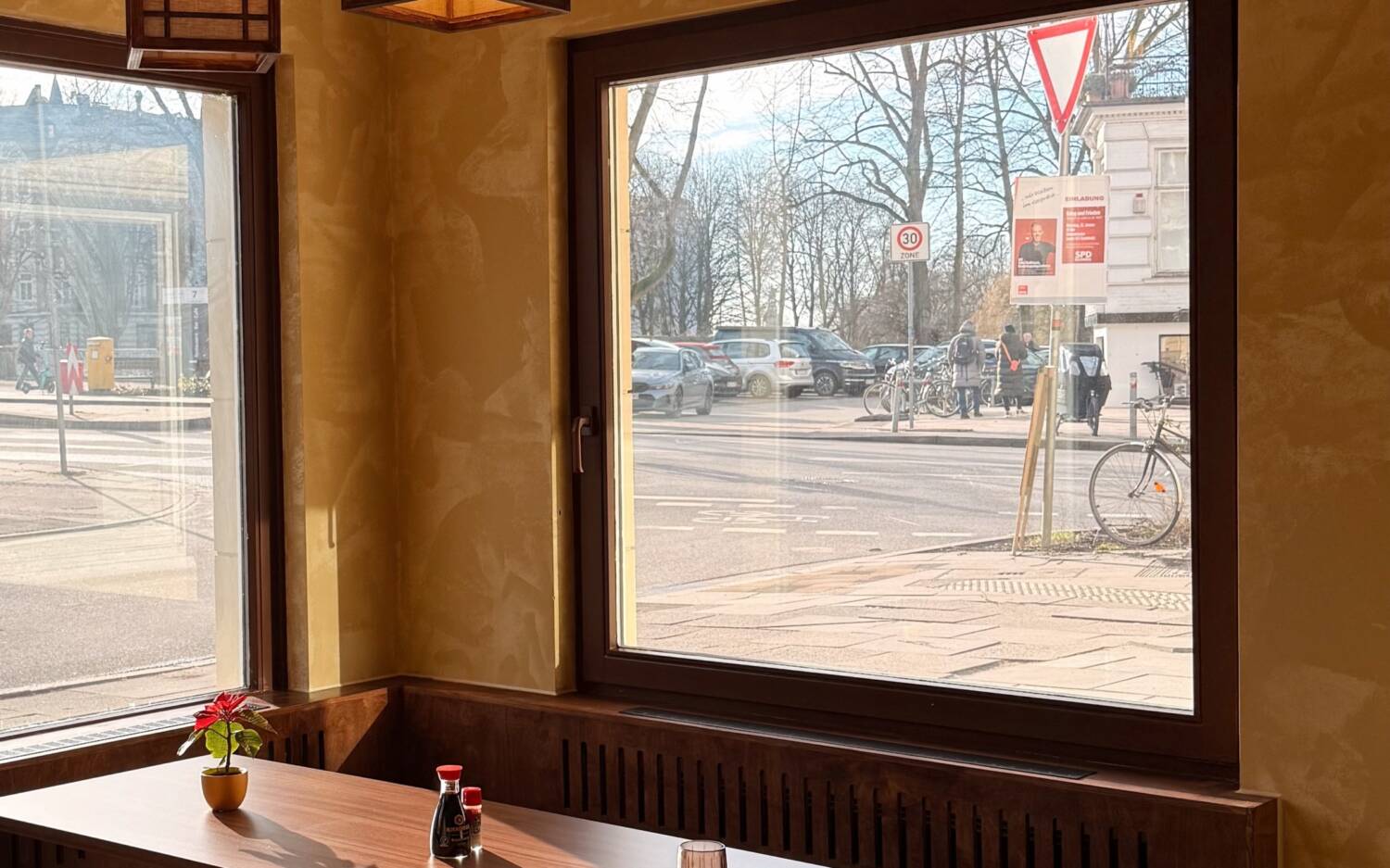 Für ein wenig Japan-Flair in Hamburg: In der Location in Uhlenhorst sitzt man auf traditionellen Bodenkissen / ©The Ramen