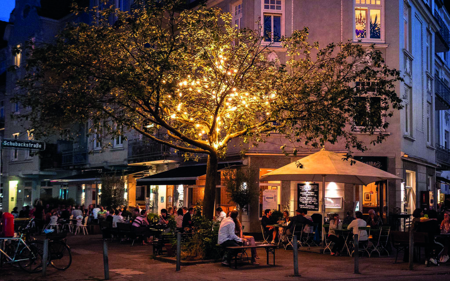 Gegenüber vom Haynspark wartet ein perfekter After-Work-Spot für Weinliebhaber: die Ganztagesbar Manzels mit Außenterrasse / ©Schuback am Park