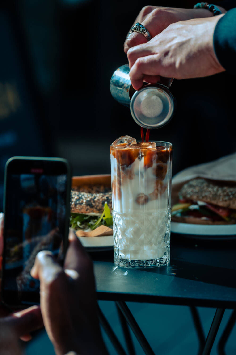 Iced Lattee und ein krosser Bagel passen perfekt: Willkommen in der New York Bagel Bar / ©New York Bagel Bar