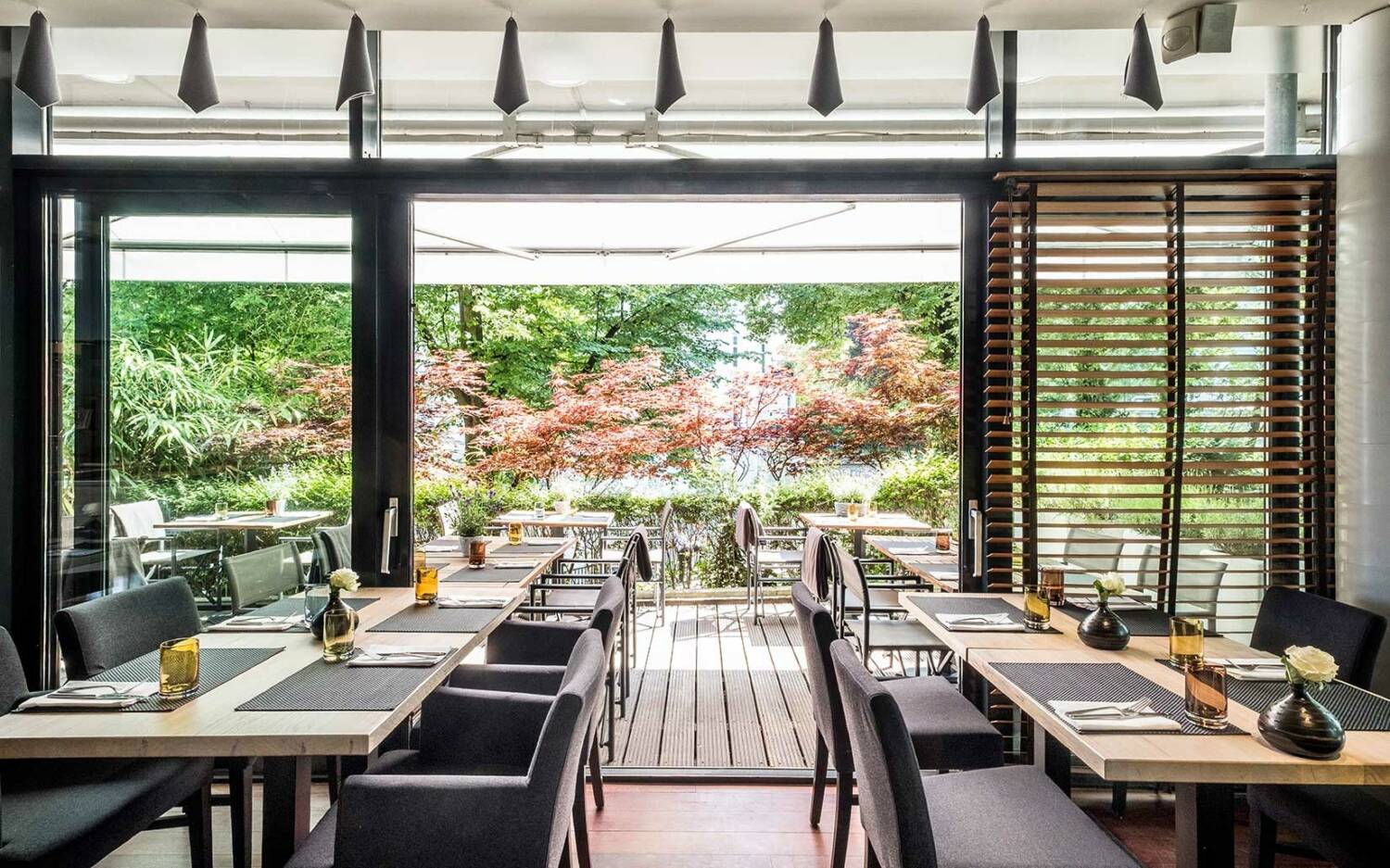 Im Restaurant Stüffel genießen Gäste auf rund 70 gemütlichen Außenplätzen den Blick ins Grüne und auf den Isebekkanal / ©Stüffel