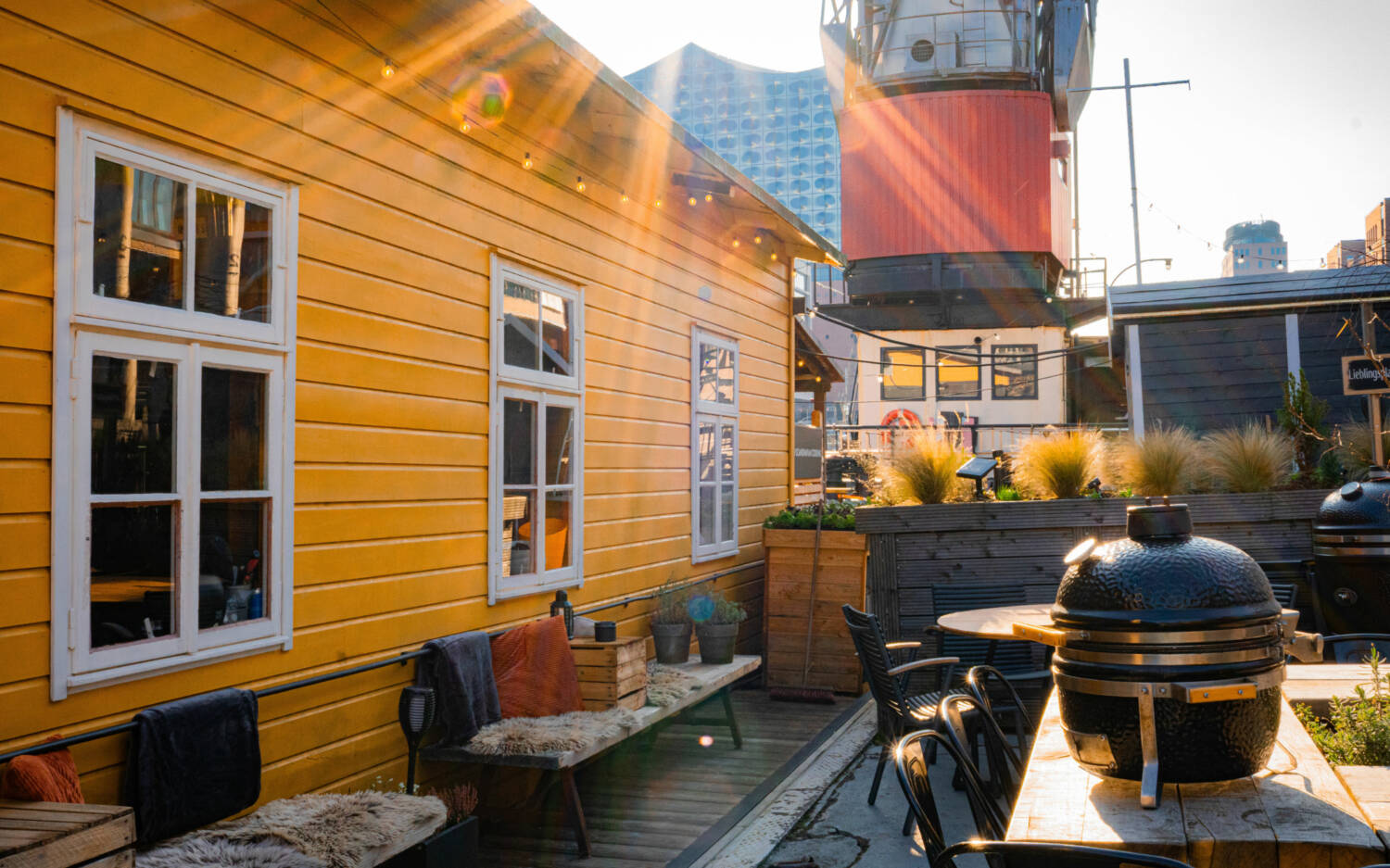 In dem gelben Hausboot in der HafenCity befindet sich das Restaurant „Aska – Wild Scandinavian Cooking“ /©visions_by_flo