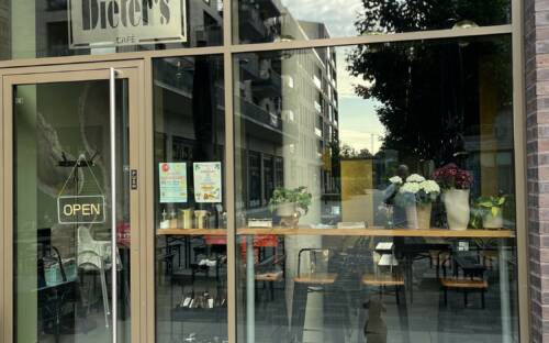 In der Neuen Mitte Altona wird man zwar nicht von einem Dackel bedient, dafür aber freudestrahlend begrüßt / ©Dieter’s Café