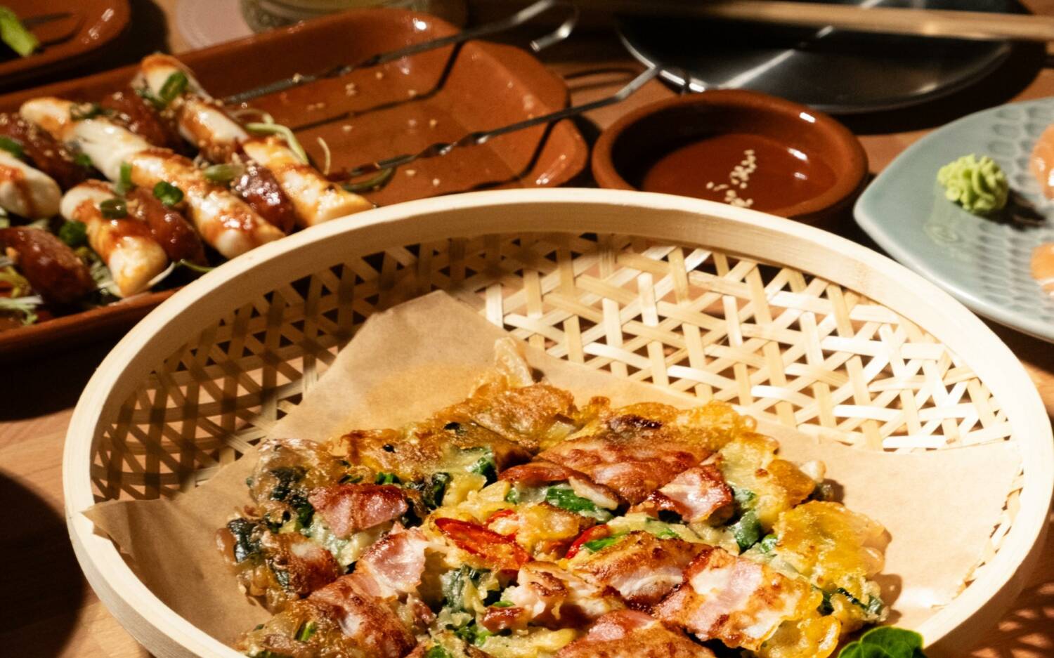 Jeon, knusprige, herzhaft gefüllte Pancakes aus Korea, kommen im Sul Sul auf den Tisch und werden geteilt / ©Sul Sul