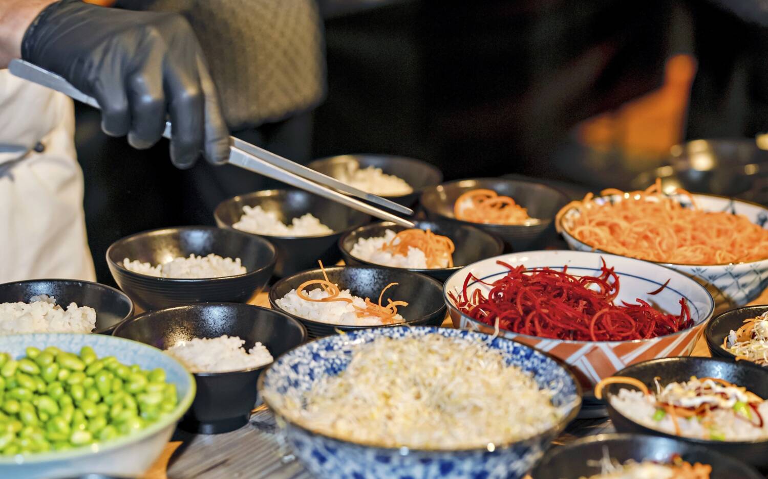 Kleine Häppchen von Hamburgs Besten: Beim Testsieger-Food-Festival kochen die Testsieger des Genuss-Michel 2025 / ©Sven Schomburg