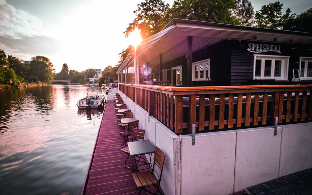 Wer Sonnenuntergänge am Wasser liebt, ist im Speisekai genau richtig: Hier gibt es eine der schönsten Außenterrassen Eppendorfs  /©Speisekai