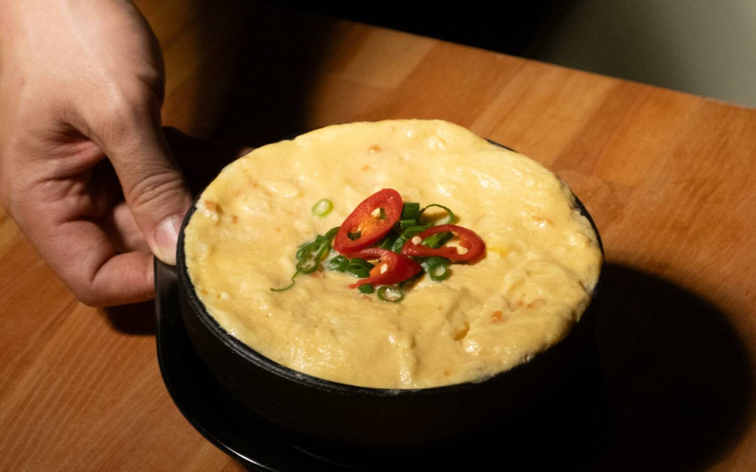Sulsul ist das Herzensprojekt von vier koreanischen Gastronomen. „Ein Ort, an dem wir selbst gerne essen, trinken und bis in die Nacht Zeit verbringen“ / ©Sulsul