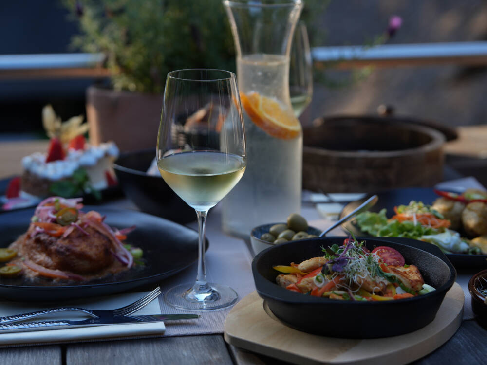 Tapas in der Abendsonne: Im Piso Uno werden Gerichte aus aller Welt in kleinen Portionen aufgetischt / ©Das Pfeiffers 