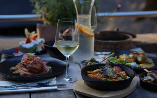 Tapas in der Abendsonne: Im Piso Uno werden Gerichte aus aller Welt in kleinen Portionen aufgetischt / ©Das Pfeiffers 