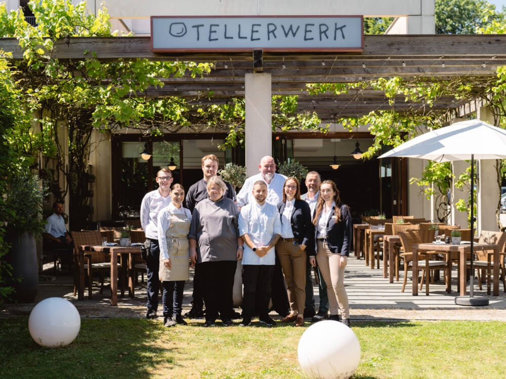 Tellerwerk-Küchenchef Stefan Tischer (hinten, 2. v. r.) und sein Team / ©Erik Gross