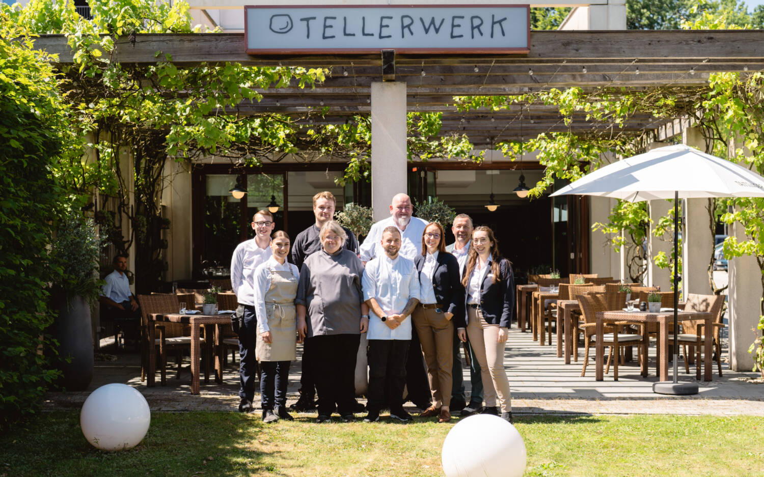 Tellerwerk-Küchenchef Stefan Tischer (hinten, 2. v. r.) und sein Team / ©Erik Gross
