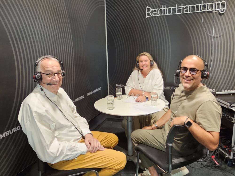 TV-Koch Rainer Sass ist in dieser Podcast-Folge Gast von Tanya Kumst (M.) und Kemal Üres (r.)  / ©Szene Hamburg