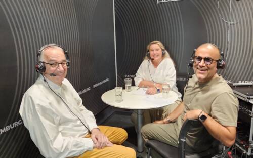 TV-Koch Rainer Sass ist in dieser Podcast-Folge Gast von Tanya Kumst (M.) und Kemal Üres (r.)  / ©Szene Hamburg