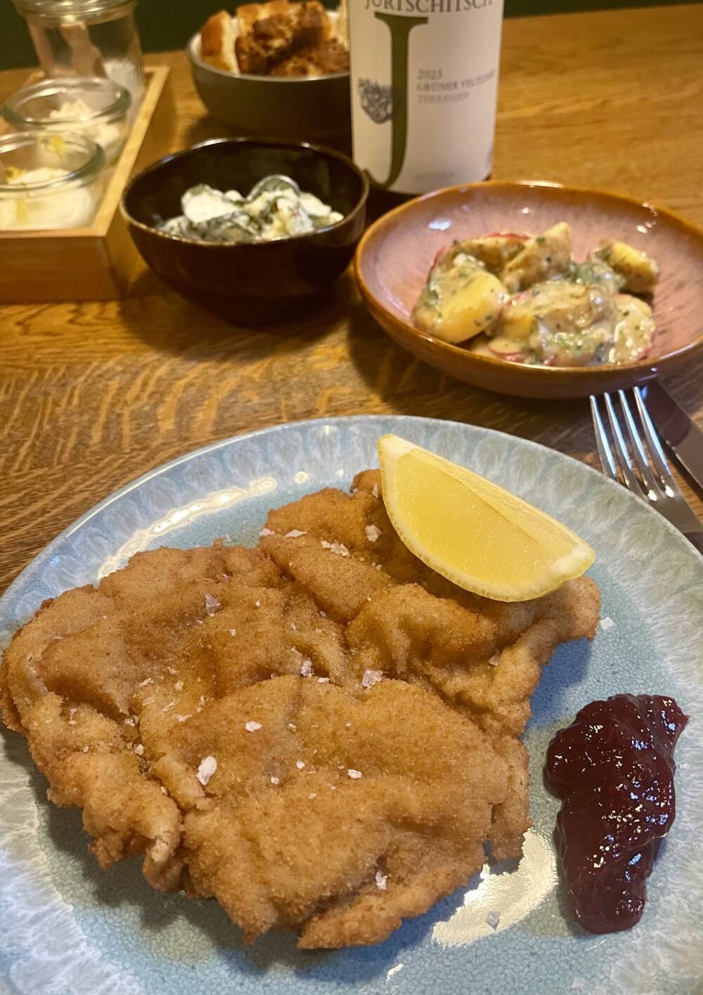 Vielleicht das beste Schnitzel in ganz Hamburg? Das behaupten zumindest Philip Rebelsky und seine Gäste / ©Brodersen