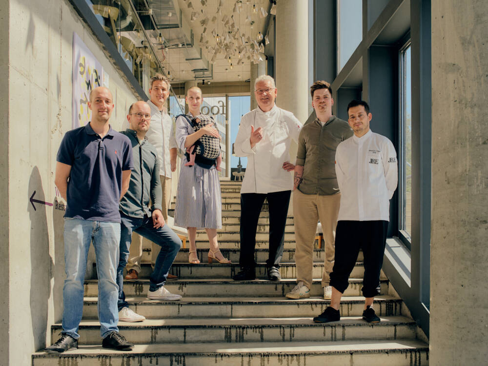 Von links: Fokke Mick (Atlantic Restaurant), Marcel Görke (Heimatjuwel), Matthias Gfrörer (Gutsküche), Sophie Lehmann (100/200 und GLORIE), Heinz O. Wehmann (Landhaus Scherrer), Paul Decker (Koer), Maurizio Oster (Zeik) / ©Wim Jansen