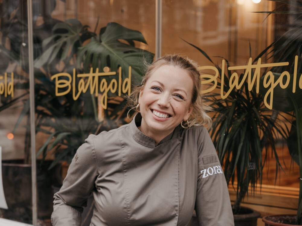 Zora Klipp vor ihrem zweiten Restaurant Blattgold in der Sternschanz / ©Juli Schneegans