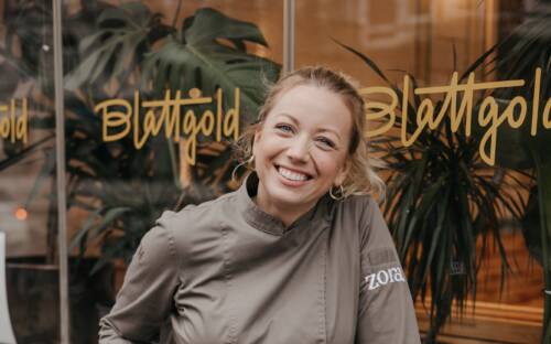 Zora Klipp vor ihrem zweiten Restaurant Blattgold in der Sternschanz / ©Juli Schneegans