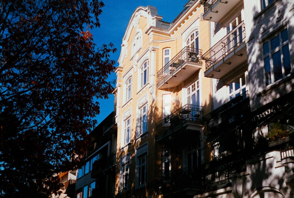 Zwischen wunderschönen Altbauten in Eppendorf findet man den Traditionsfischladen Hülsen / ©Unsplash/Pablo Heimplatz