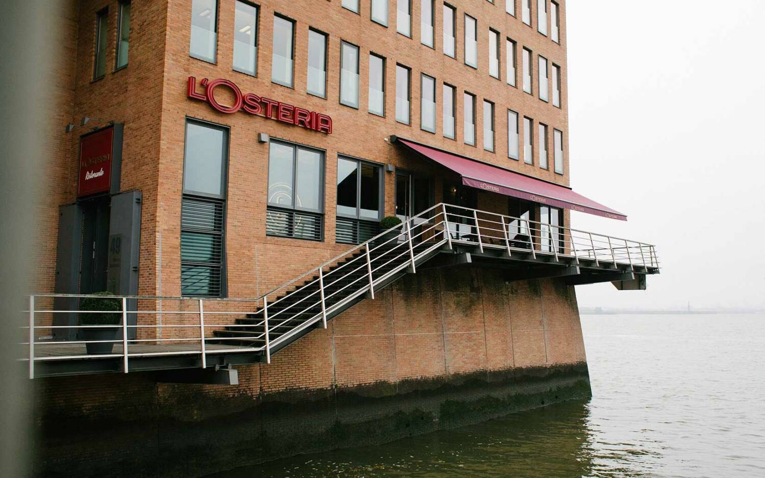 Über eine schmale Treppe geht es zur L’Osteria, dessen Terrasse über der Elbe schwebt / ©David Strüning