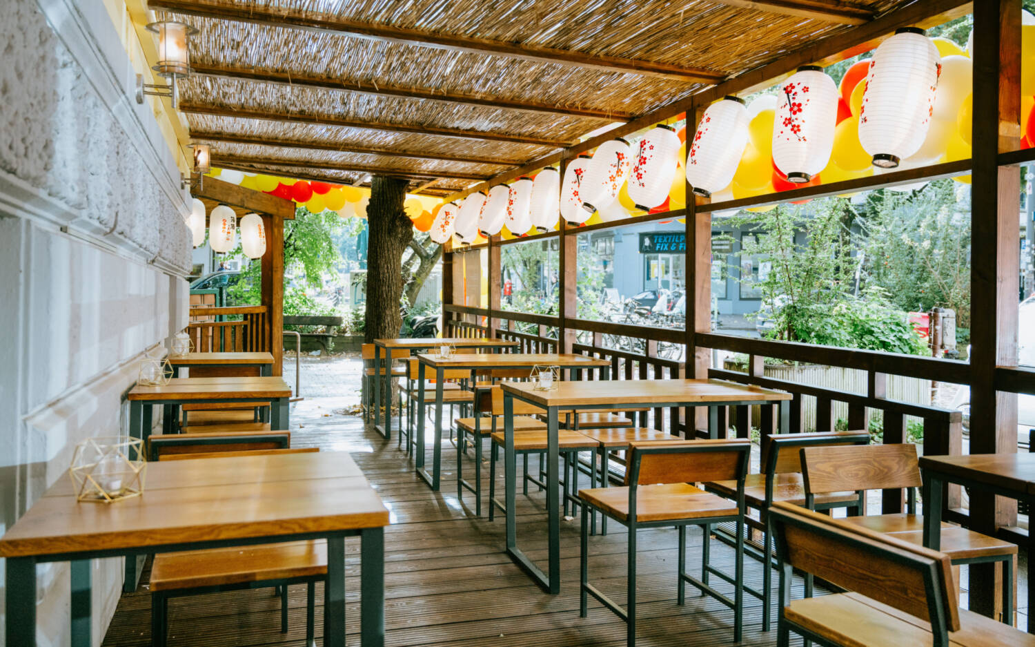 Auf der Außenterrasse des District 45 können neben den klassisch  vietnamesischen Hauptgerichten auch Tapas oder Sushi erlebt werden / ©District 