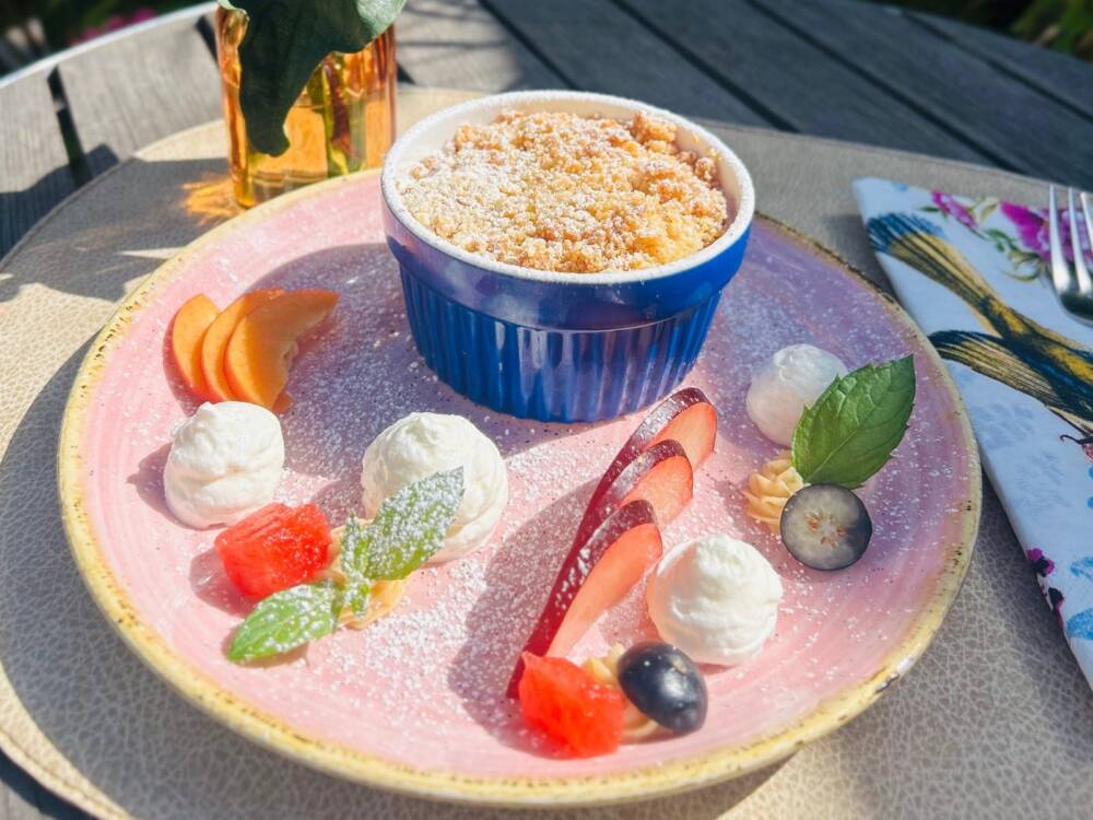 Beim Testsieger-Food-Festival sorgt die Alte Rader Schule für ein Birnencrumble mit fluffigem Vanille-Espuma / ©Alte Rader Schule